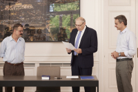 Ο Κρίστοφερ Κινγκ απέκτησε τιμητικά την ελληνική ιθαγένεια