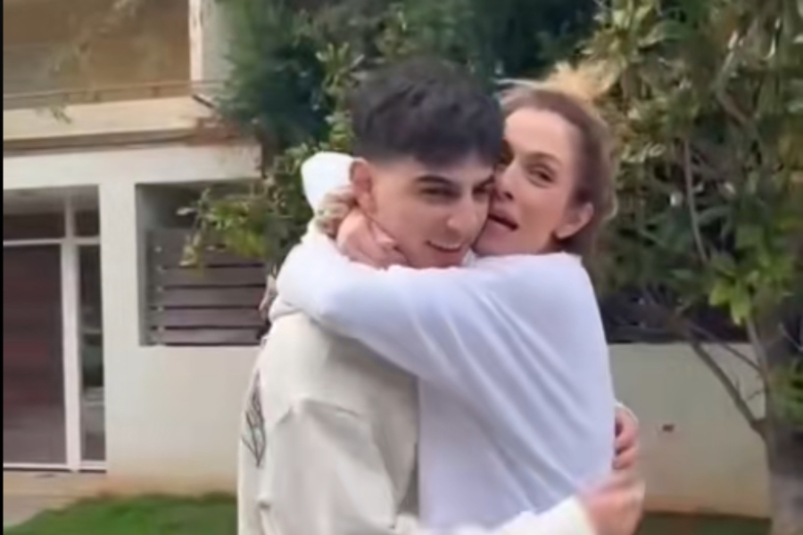 Η «ψύχραιμη» αντίδραση της Ντορέττας Παπαδημητρίου στην έκπληξη του γιού της (Βίντεο)