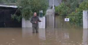 Στο ένα μέτρο το νερό στην Νέα Πέραμο: Τουλάχιστον 3 εγκλωβισμένοι σε σπίτια