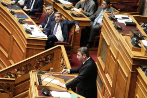 Σκληρό ροκ στη Βουλή για την τροπολογία - «Οι πολιτικά αδίστακτοι», οι «Φαρισαίοι» και ο… Νίκος Δένδιας