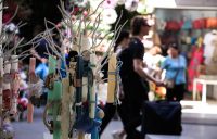 Το κόλπο για να μην στάξει η λαμπάδα το βράδυ της Ανάστασης