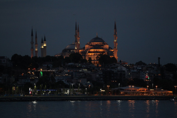 Αγία Σοφία: Ο Ιμάμης έψαλε από το εσωτερικό του ναού, πανηγύρια απέξω (vid)