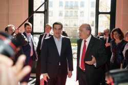 Σε εξέλιξη η κρίσιμη συνάντηση Τσίπρα - Γκουρία