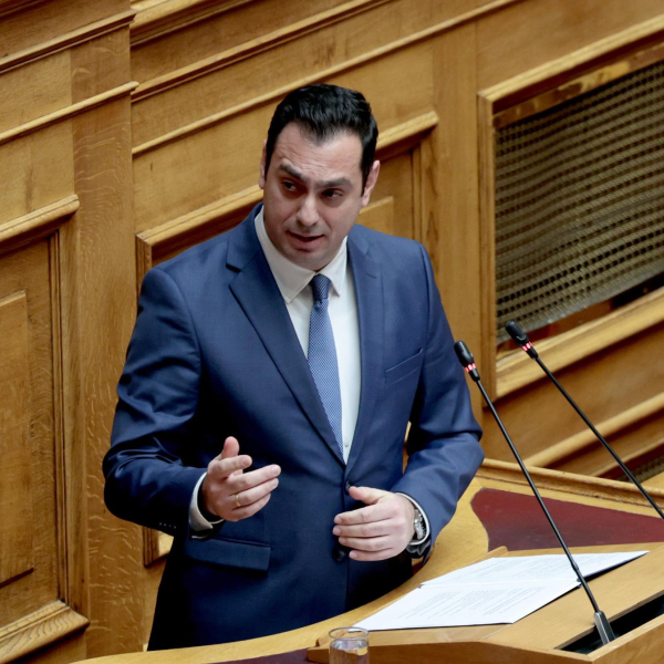 Κουλκουδίνας από ΝΔ: «Αν δεν έχεις 10 ευρώ για βενζίνη, παίρνεις τα μέσα μαζικής μεταφοράς» - Τι απαντά η ΕΛΑΣ