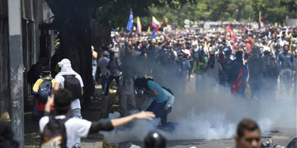 Χάος στη Βενεζουέλα με συγκρούσεις και νεκρούς: Κλείνουν σύνορα - Φτάνει ανθρωπιστική βοήθεια (pics+vid)