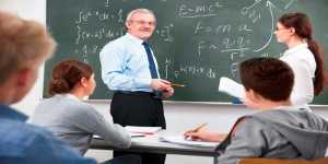 Οι δημόσιοι υπάλληλοι μπορούν να διδάσκουν σε δημόσια εκπαιδευτικά ιδρύματα 