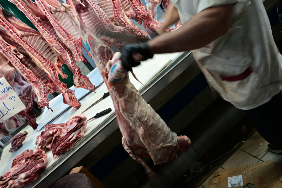 Πάσχα 2025: «Απαγορευτικό» το αρνί φέτος - Στροφή σε... κοτόπουλο και μπριζόλες