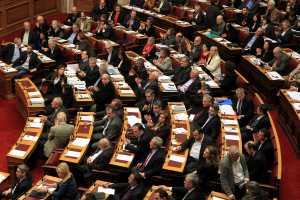 Ολόκληρα «νομοσχέδια» κατατίθενται στην βουλή ως τροπολογίες (φωτο:ΑΠΕ)