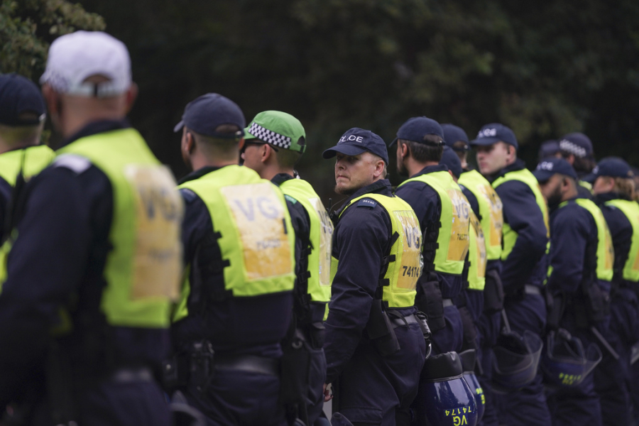 Βρετανία: Συγκρούσεις σε διαδηλώσεις κατά των μεταναστών στο Μάντσεστερ και στο Λονδίνο