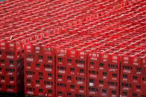 Coca Cola HBC: Στα 1,32 δισ. ευρώ τα καθαρά έσοδα από πωλήσεις αλλά με υποχώρηση