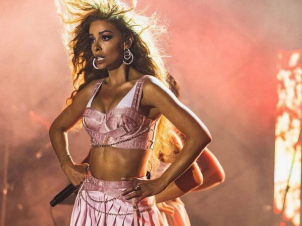 Προσεχώς... γάμος για Μποτία - Φουρέιρα, είπε το «ναι» η τραγουδίστρια