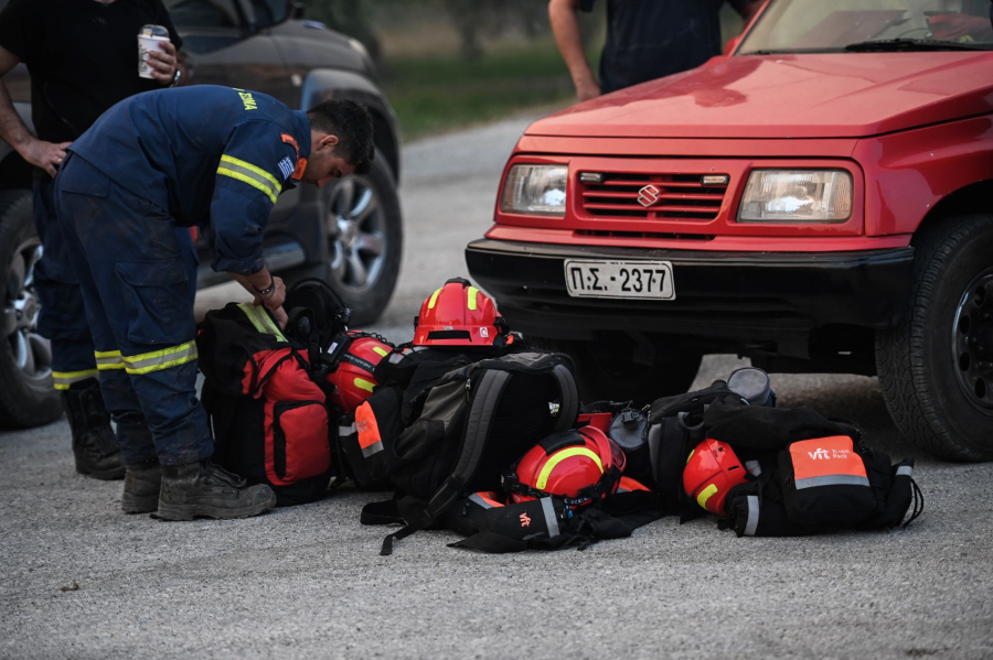 Πέντε απεγκλωβισμοί από φλεγόμενη διπλοκατοικία στη Φυλή
