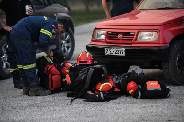 Πέντε απεγκλωβισμοί από φλεγόμενη διπλοκατοικία στη Φυλή