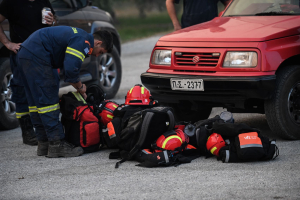 Πέντε απεγκλωβισμοί από φλεγόμενη διπλοκατοικία στη Φυλή