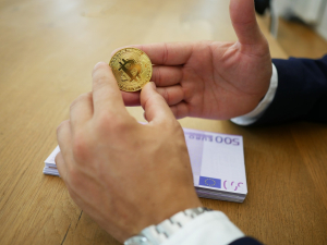 Τι είναι το ψηφιακό ευρώ που θα «κοντράρει στα ίσα» τα κρυπτονομίσματα