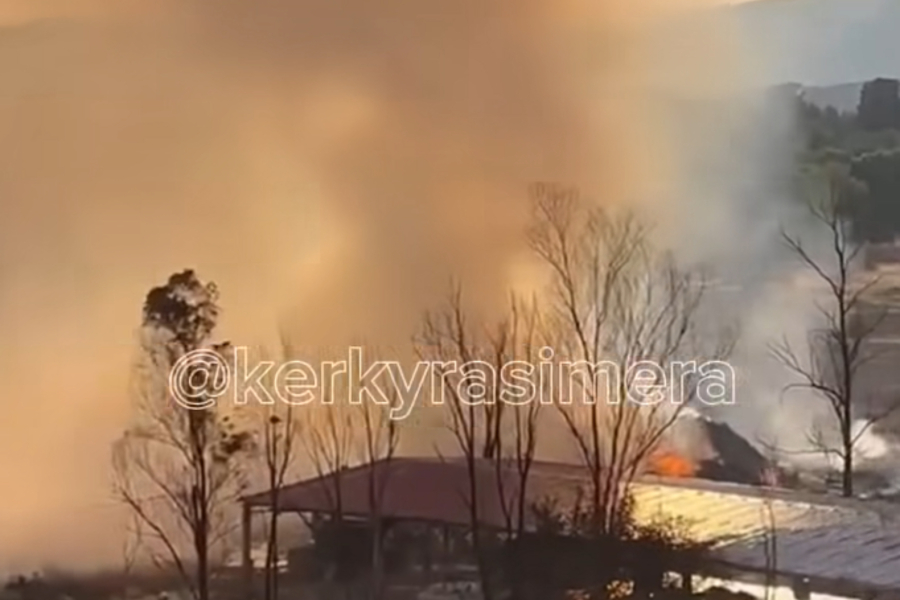 Σε ύφεση η φωτιά σε ΧΥΤΑ της Κέρκυρας - Παραμένουν στο σημείο 40 πυροσβέστες (Βίντεο)