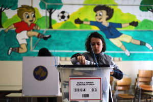 Εκλογές στο Κόσοβο: Νίκη χωρίς αυτοδυναμία για το κόμμα του Αλμπίν Κούρτι, σύμφωνα με τα exit poll