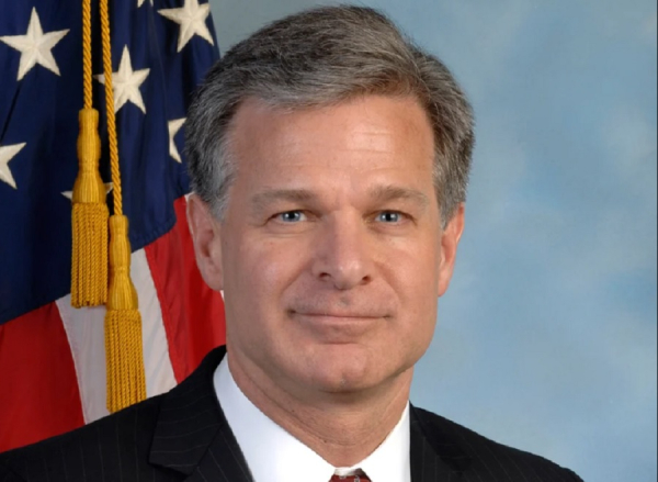 Παραιτείται ο διευθυντής του FBI Κρις Ρέι