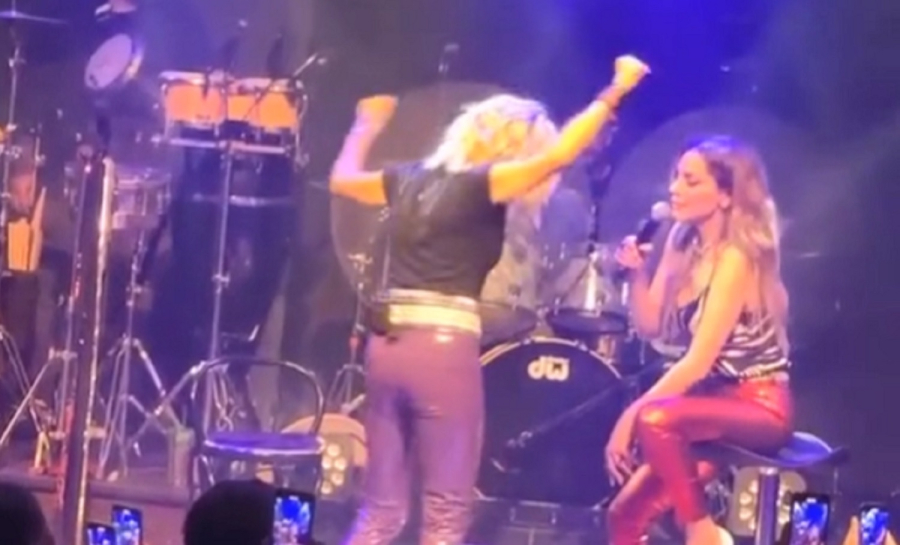 Η Άννα Βίσση έγινε... Βασίλης Μπισμπίκης και χόρεψε ζεϊμπέκικο ενώ τραγουδούσε η Δέσποινα Βανδή