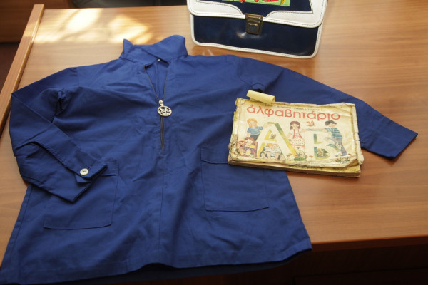 Σαν σήμερα καταργήθηκε η σχολική ποδιά - Ο λόγος που επιβλήθηκε και πώς άλλαξε με τα χρόνια