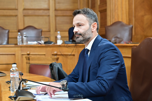 ΟΠΕΚΕΠΕ: Ένταση με τον Ζερβό στην εξεταστική – Αρνείται να απαντήσει για τους διαλόγους «φωτιά»