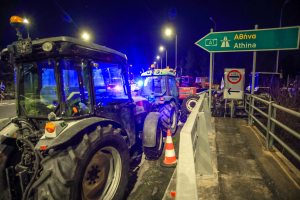 Οι αγρότες στους δρόμους: Μπλόκα σε όλη την Ελλάδα μέχρι 5/12