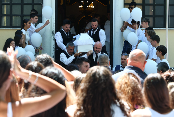 Θεσσαλονίκη: Θρήνος και «αντίο» στα λευκά στην κηδεία της 15χρονης αθλήτριας του ΠΑΟΚ που σκοτώθηκε σε τροχαίο (εικόνες)