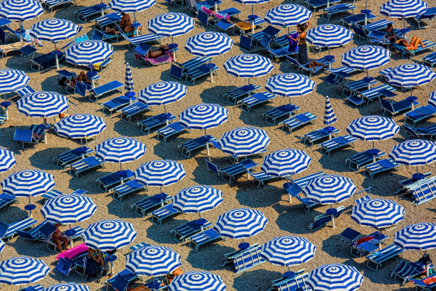 Μήπως ο κόσμος απαρνιέται πια ξαπλώστες και οργανωμένες παραλίες;