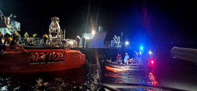 Ολονύχτιο θρίλερ με το φλεγόμενο πλοίο: 12 αγνοούμενοι, νέα επιχείρηση διάσωσης το πρωί
