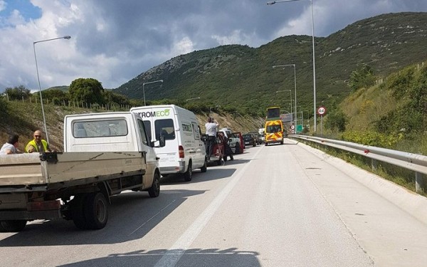 ΙΧ τυλίχθηκε στις φλόγες στη σήραγγα της Δωδώνης -Ουρές χιλιομέτρων στην Εγνατία (pics)