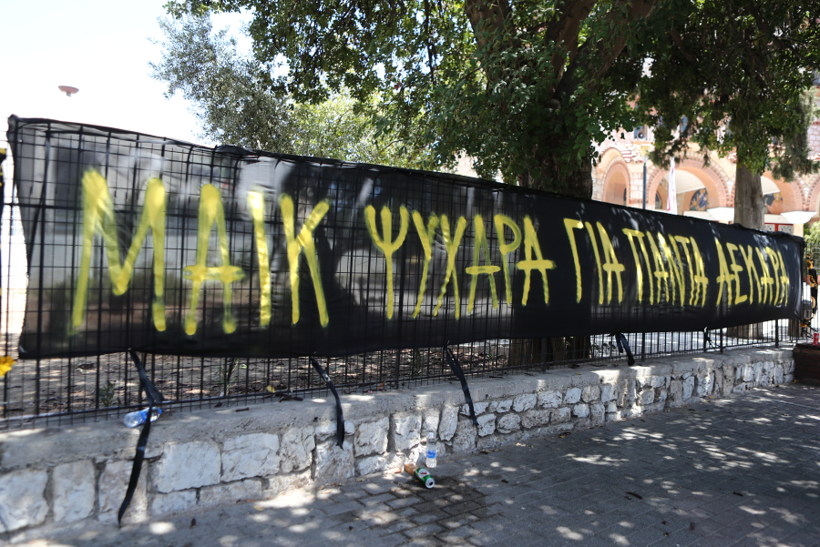 «Καλύτερα να τέλειωνα μαζί με το παιδί μου, σταμάτησε εκεί η ζωή μου», σπαράζει η μητέρα του δολοφονημένου Μιχάλη