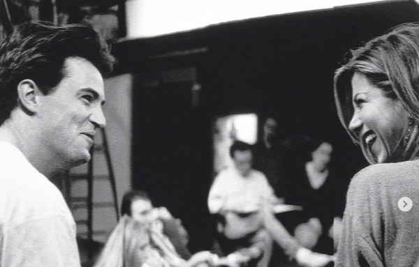 Η Τζένιφερ Άνιστον αποχαιρετάει τον Μάθιου Πέρι, «σε αγαπώ πολύ, ξέρω ότι δεν πονάς πια, ξεκουράσου»