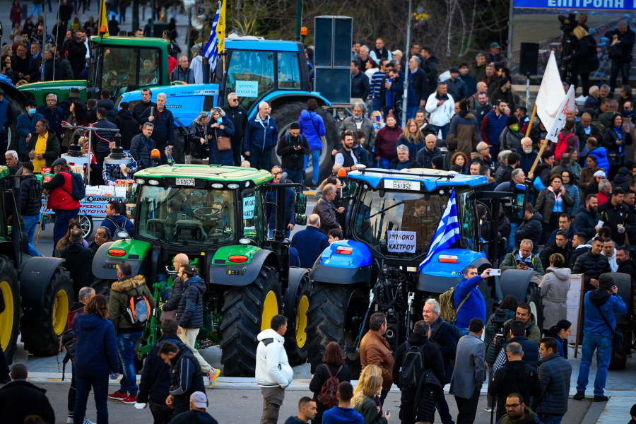 Οι αγρότες έκλεισαν τον κόμβο Ε65 - Κυκλοφοριακές ρυθμίσεις στο σημείο