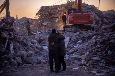 Συγκλονιστικές μαρτυρίες διασωστών της ΕΜΑΚ για το φονικό σεισμό στην Τουρκία, «ενστικτωδώς έπιασα τα ποδαράκια της όπως κάνω στο γιό μου»