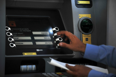Έκτακτο Δώρο Πάσχα 200 ευρώ: Στα ATM σήμερα οι συνταξιούχοι, ποιοι «κόβονται» και τι μπορούν να κάνουν
