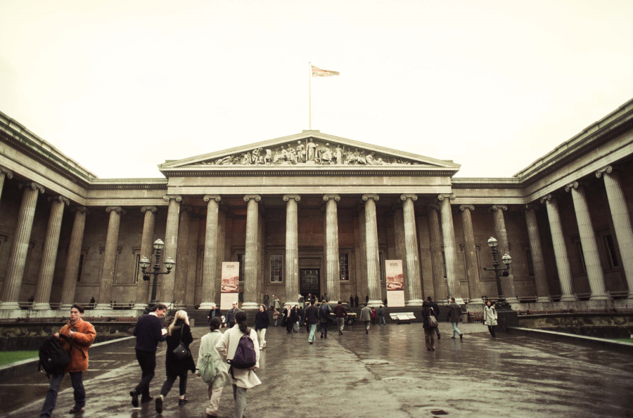 «Επίθεση φιλίας» από Βρετανικό Μουσείο κόντρα στον... σκεπτικισμό Σούνακ