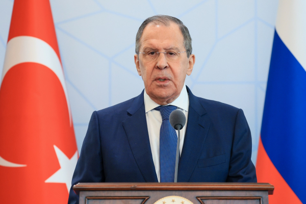 Ουκρανός δημοσιογράφος «στριμώχνει» τον Λαβρόφ: «Εκτός από σιτηρά, τι άλλο πουλήσατε από τα κλεμμένα αγαθά της Ουκρανίας;» (βίντεο)