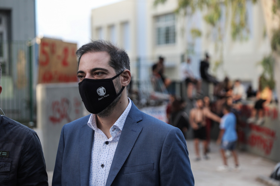 Σοβαρή καταγγελία από τον δήμαρχο Αλίμου για απειλές από μπράβους, «Νονούς και Εσκομπάρ δεν θέλουμε στην παραλία» (βίντεο)