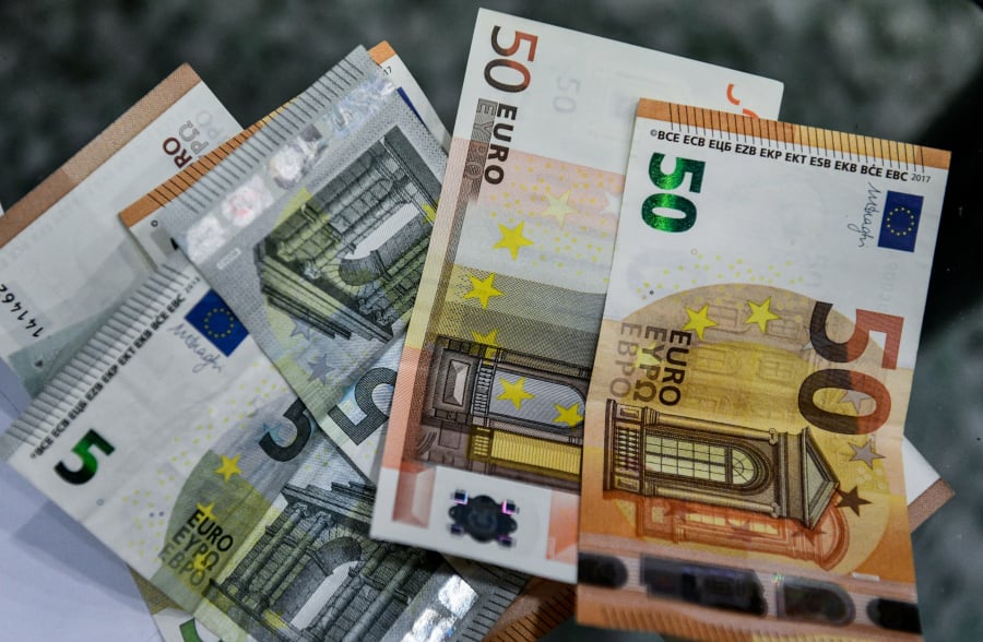 Χαμός με το επίδομα των 100 ευρώ «χωρίς να κάνεις τίποτα»