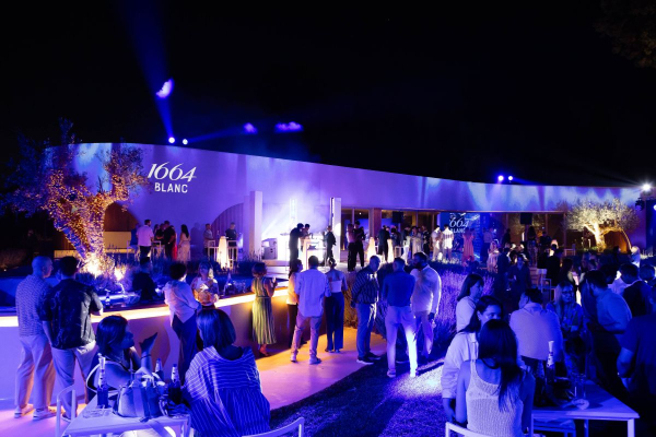 «This will blue your mind»: Η 1664 Blanc γιόρτασε την άφιξή της στην ελληνική αγορά με μία υπόσχεση