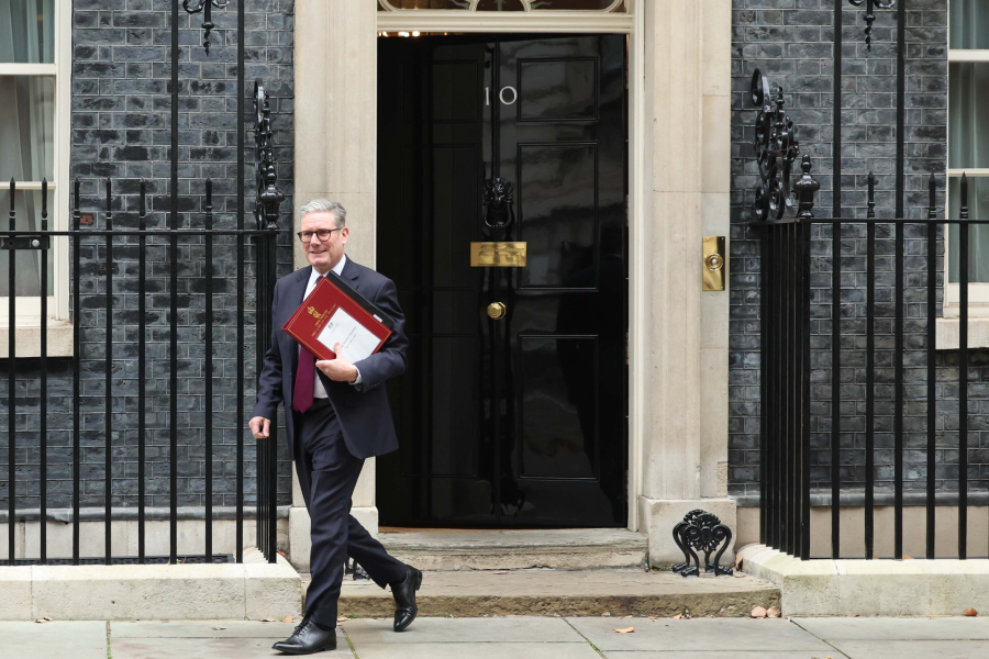 Σχεδόν 2,4 εκατ. υπογραφές στη Βρετανία για πρόωρες εκλογές - Ανάμεσά τους Μάικλ Κέιν και Ίλον Μασκ