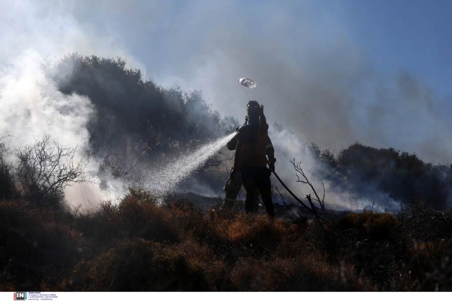 Φωτιά στην Κερατέα: Βελτιωμένη η εικόνα, ολονύκτια μάχη με τις φλόγες - Τι γίνεται στα υπόλοιπα μέτωπα (βίντεο)