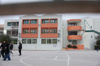 Δωρεά τραπεζών για την αναβάθμιση σχολικών κτηρίων
