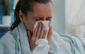 Σε έξαρση ιώσεις και γρίπη στην Ελλάδα: «Καμπανάκι» για τις γιορτές, πώς προστατευόμαστε (βίντεο)