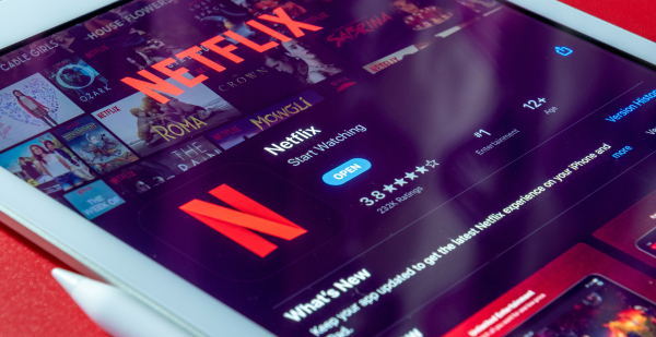 Θέλει το Netflix να κρυφτεί και η χαρά δεν το αφήνει: Η σειρά που ανανεώθηκε σε χρόνο ρεκόρ