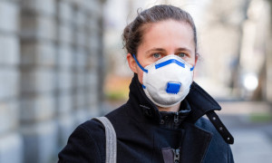 Κορονοϊός: Τα σταγονίδια μπορούν να περάσουν ακόμη και από τη μάσκα, σε τι απόσταση φτάνουν