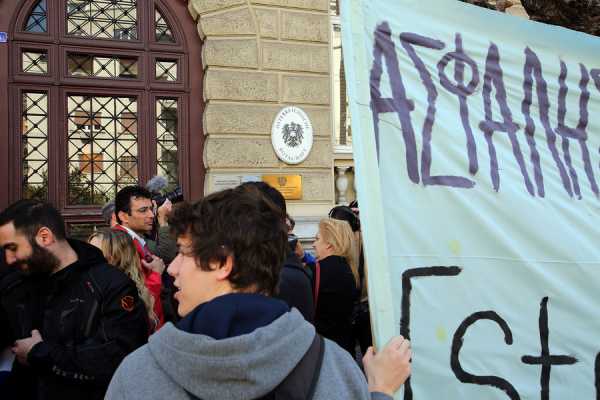 «Ανοιχτά Σύνορα» το αίτημα πολιτών που συγκεντρώθηκαν έξω από την αυστριακή πρεσβεία
