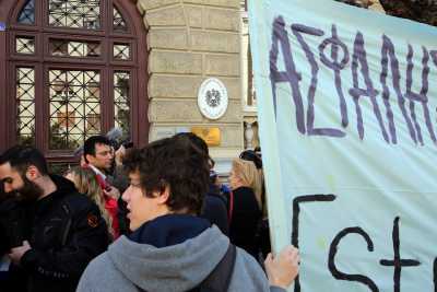 «Ανοιχτά Σύνορα» το αίτημα πολιτών που συγκεντρώθηκαν έξω από την αυστριακή πρεσβεία