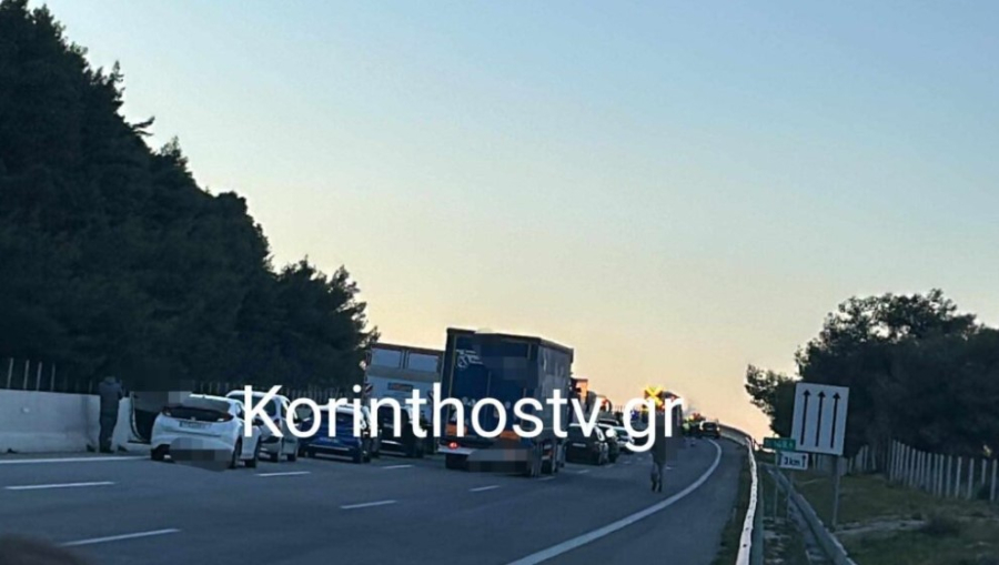 Φορτηγό «τυλίχτηκε» στις φλόγες στην Εθνική οδό Κορίνθου - Πατρών