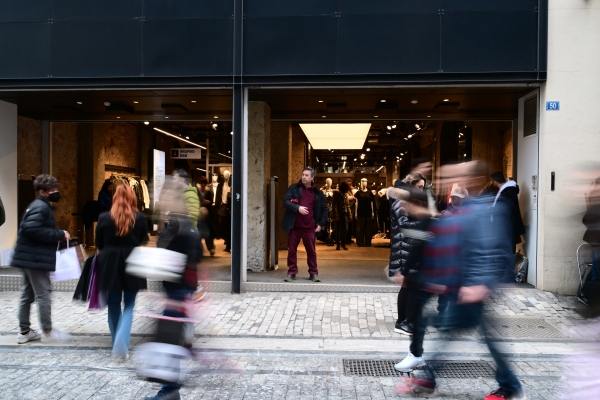 Άνοδος στις υπηρεσίες και στην αγορά αυτοκινήτων – Μικτές τάσεις στο χονδρικό εμπόριο